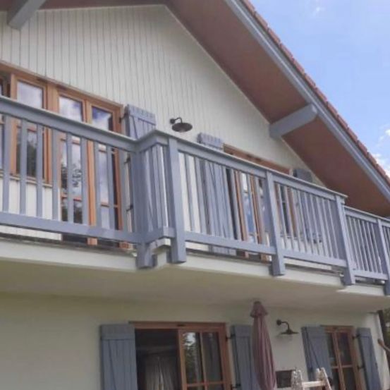 Bild enthält, Architecture, Balcony, Building, Person, Railing