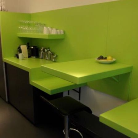 Bild enthält, Furniture, Table, Desk, Indoors, Interior Design, Architecture, Building, Dining Table