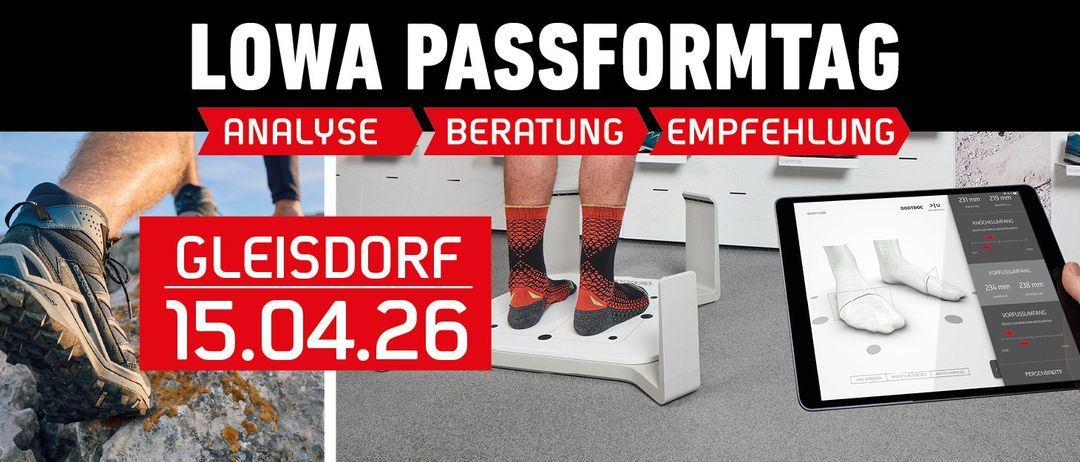 Eine Person steht auf einer weißen Plattform mit roten und schwarzen Socken, zeigt ein Datum 04.26 und den Stadtnamen Weissdorf an. Oben befindet sich ein roter Banner mit weißem Text, der Analyse, Beratung und Empfehlung sagt.