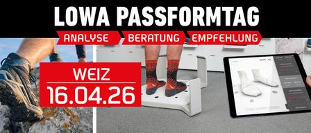 Eine Person steht auf einer Waage und trägt gemusterte Socken. Das Bild hat roten Text mit 'Analyse', 'Beratung', 'Empfehlung', 'Weiss' und '04.26'.