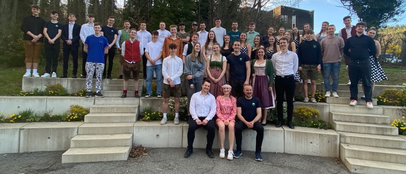 Bild enthält, Grass, Park, People, Photography, Portrait, Tree, Vegetation, Grove, Woodland, Pants