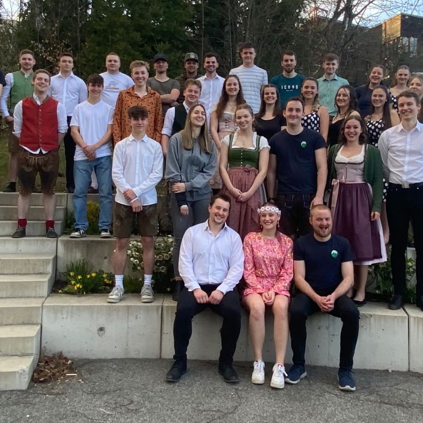 Bild enthält, Grass, Park, People, Photography, Portrait, Tree, Vegetation, Grove, Woodland, Pants