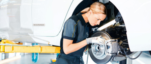 Bild enthält, Person, Worker, Machine, Wheel, Architecture, Building, Factory, Manufacturing