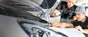 Bild enthält, Adult, Male, Man, Person, Clothing, Glove, Car, Transportation, Vehicle, Baseball Cap