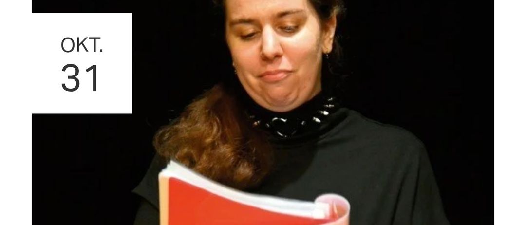 Eine Frau mit lockigem Haar und einem schwarzen Rollkragenpullover liest ein rotes Buch. Ihre Augen sind geschlossen, und sie hat schwarzen Nagellack.