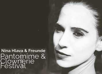 Ein Schwarz-Weiß-Foto einer Frau mit ausdrucksvollen Augen und hochgezogenen Augenbrauen. Das Bild trägt die Aufschrift 'Nina Hlava & Freunde Pantomime & Clownerie Festival'.