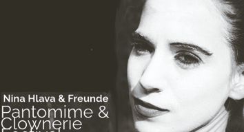 Ein Schwarz-Weiß-Foto einer Frau mit ausdrucksvollen Augen und hochgezogenen Augenbrauen. Das Bild trägt die Aufschrift 'Nina Hlava & Freunde Pantomime & Clownerie Festival'.