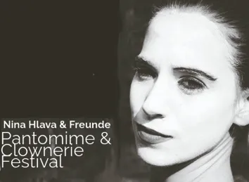 Ein Schwarz-Weiß-Foto einer Frau mit ausdrucksvollen Augen und hochgezogenen Augenbrauen. Das Bild trägt die Aufschrift 'Nina Hlava & Freunde Pantomime & Clownerie Festival'.