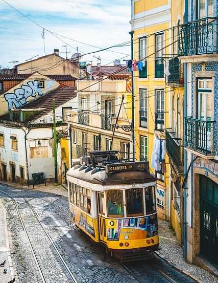 Bild enthält, City, Road, Street, Urban, Neighborhood, Cable Car, Vehicle, Alley, Bus, Train