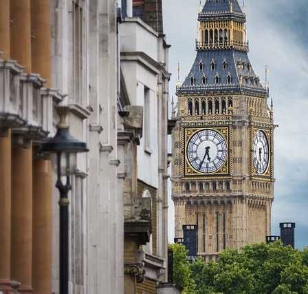 Bild enthält, Architecture, Building, Clock Tower, Tower, City, Housing