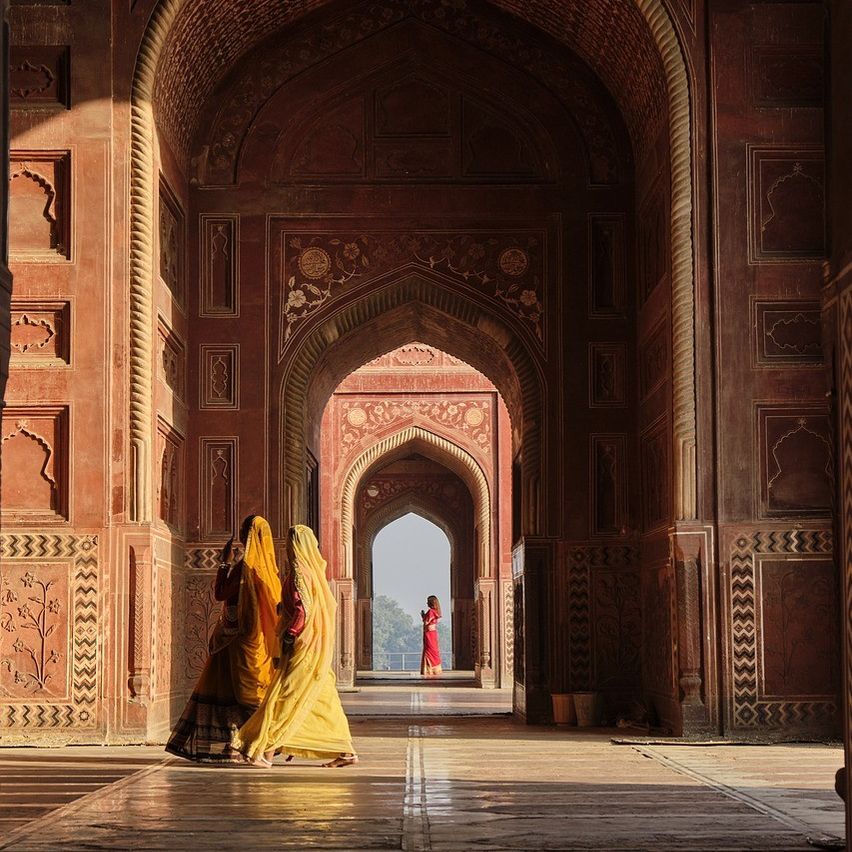 Bild enthält, Building, Floor, Corridor, Flooring, Adult, Bride, Female, Person, Woman, Dome