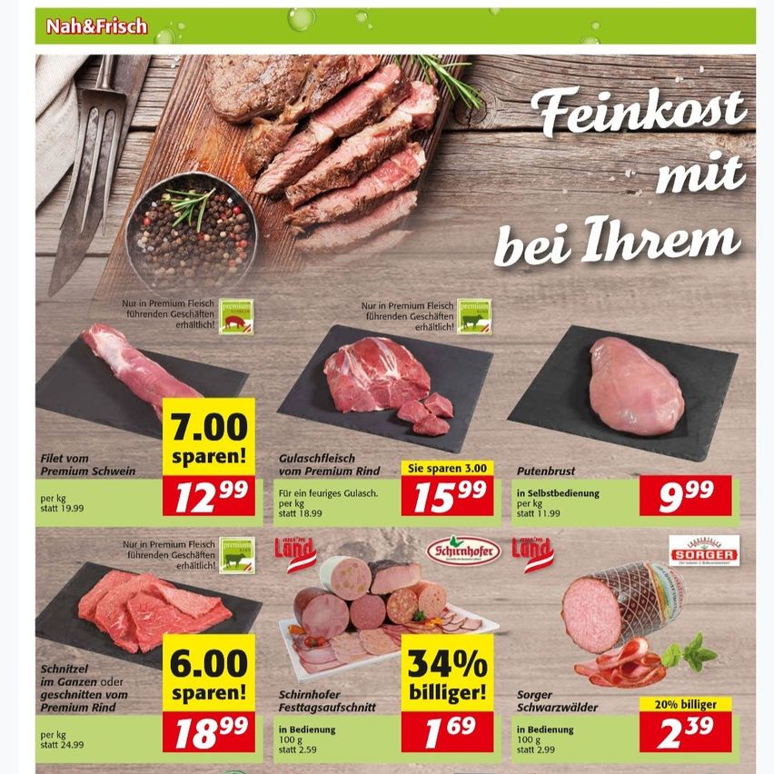 Ein Flyer, der Premium-Fleisch zu reduzierten Preisen bewirbt. Steaks, Filets und Würste werden mit Preissenkungen und Einsparungen gezeigt. Der Flyer hat einen rustikalen Holzhintergrund.