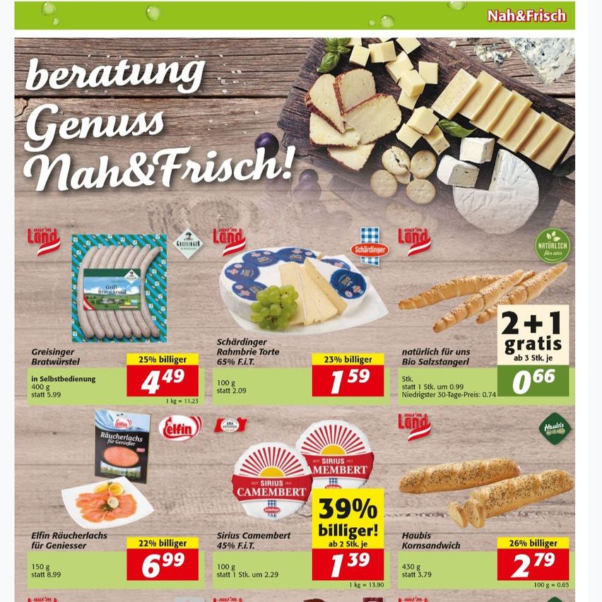Ein Werbeplakat für 'Nah&Frisch' mit verschiedenen Lebensmitteln. Es zeigt einen hölzernen Hintergrund mit Bildern von Käse, Brot und Würstchen. Preise und Rabatte werden für verschiedene Produkte angezeigt.