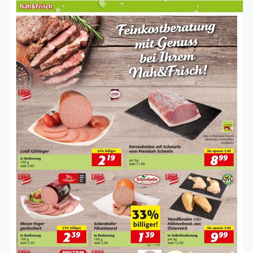 Ein Werbeplakat für Feinkostberatung mit Genuss bei Ihrem Nah&Frisch. Es zeigt verschiedene Fleischsorten auf einem hölzernen Hintergrund mit Preisen und Rabatten. Fleischsorten umfassen geschnittenen Schinken, Würste und Hähnchenschenkel. Die Preise reichen von 1,99 bis 12,99 pro kg. Es gibt einen Rabatt von 33% auf Hähnchenschenkel.