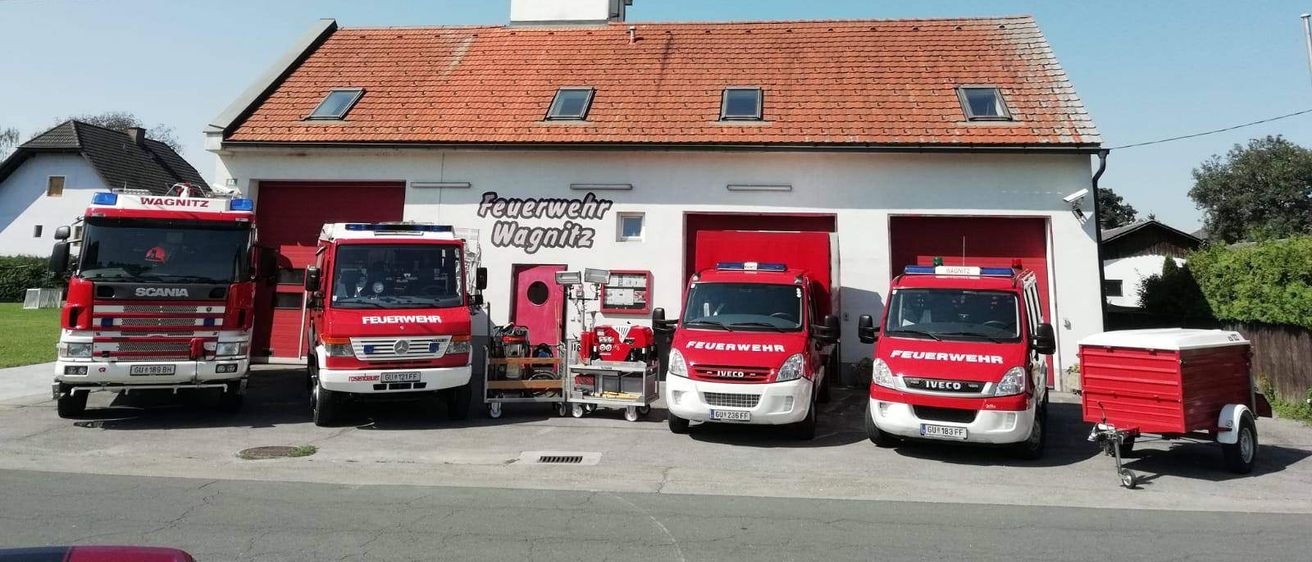 Bild enthält, Transportation, Vehicle, Fire Station, Fire Truck, Truck, Machine, Wheel, Moving Van, Van, Car