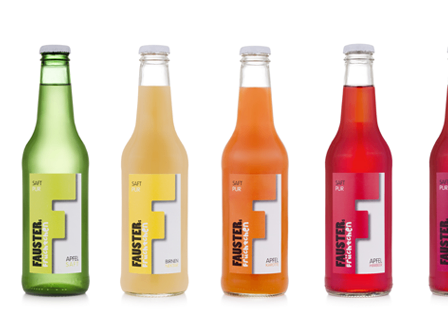 Sechs Flaschen Fauster Apfelsaft, jeweils in einer anderen Farbe und Geschmack. Die erste Flasche ist grün, die zweite gelb, die dritte orange, die vierte rot, die fünfte lila und die sechste blau.