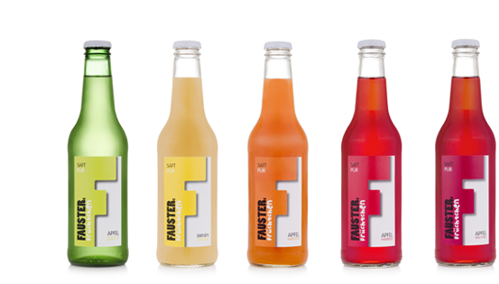 Sechs Flaschen Fauster Apfelsaft, jeweils in einer anderen Farbe und Geschmack. Die erste Flasche ist grün, die zweite gelb, die dritte orange, die vierte rot, die fünfte lila und die sechste blau.