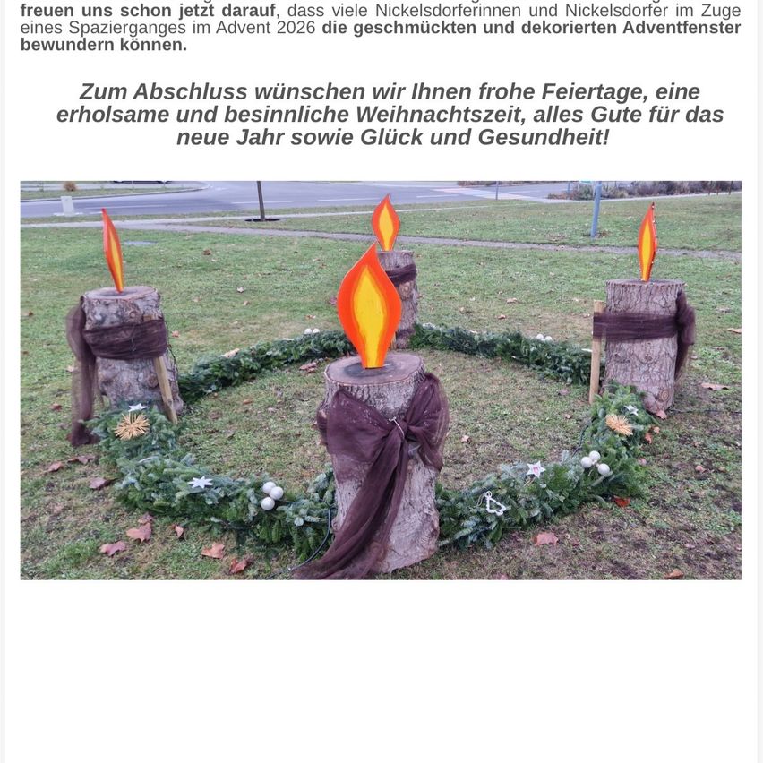 Das Bild zeigt eine kreisförmige Anordnung von Baumstümpfen mit brennenden Kerzen. Ein Kranz aus Grünpflanzen umgibt die Stümpfe. Der Hintergrund zeigt eine grasbewachsene Fläche und einen Weg. Eine deutsche Botschaft ist über das Bild gelegt.