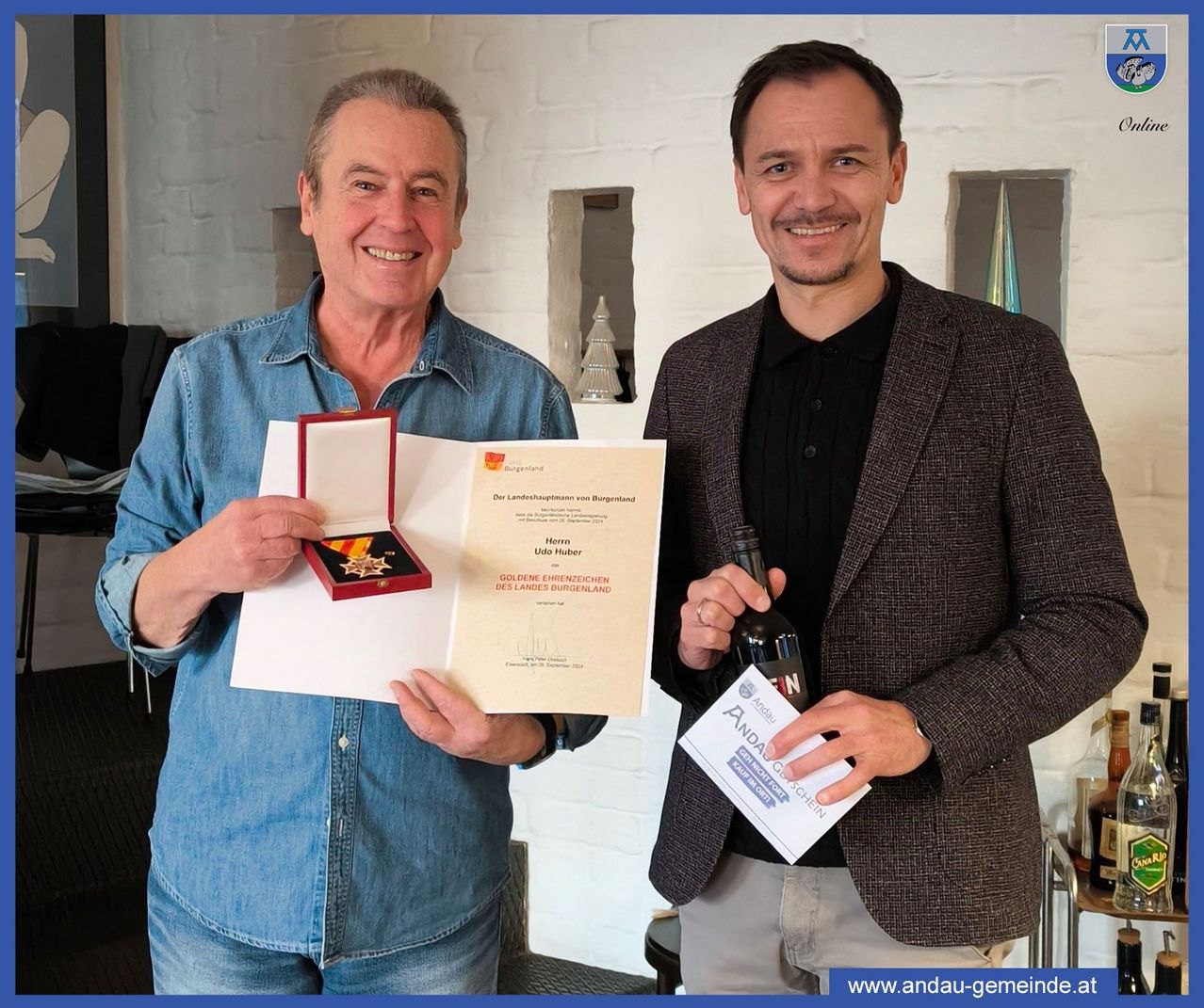 Bild enthält, Advertisement, Poster, Adult, Male, Man, Person, Pants, Photography, Portrait, Text