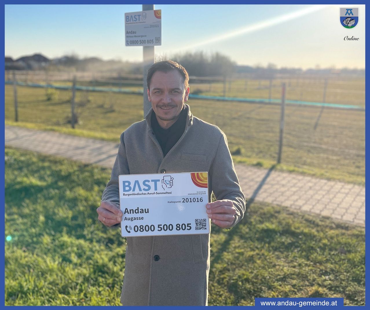 Bild enthält, Person, Photography, Portrait, Grass, Advertisement, Adult, Male, Man, Text, Business Card