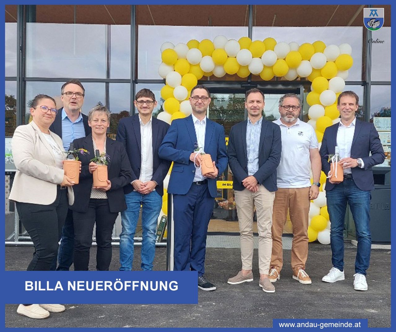 Mehrere Personen stehen vor einem Gebäude und halten Geschenke in der Hand. Hinter ihnen steht ein gelber und weißer Luftballonbogen. Der Text 'BILLA NEUEROEFFNUNG' ist unten angezeigt.