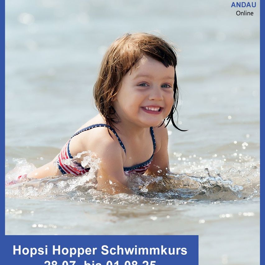Ein junges Mädchen mit lächelndem Gesicht schwimmt im Wasser. Wasser spritzt um sie herum. Sie trägt einen blau-weißen Badeanzug. Das Bild hat oben und unten einen blauen Rand.