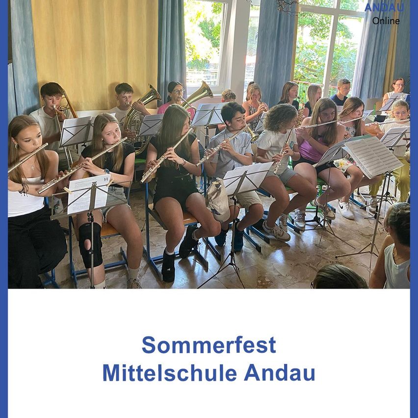 Eine Gruppe von Schülern spielt verschiedene Musikinstrumente wie Flöten, Trompeten und Posaunen. Sie sitzen und stehen in einer Klassenzimmerumgebung. Der Text unten lautet 'Sommerfest Mittelschule Andau.'