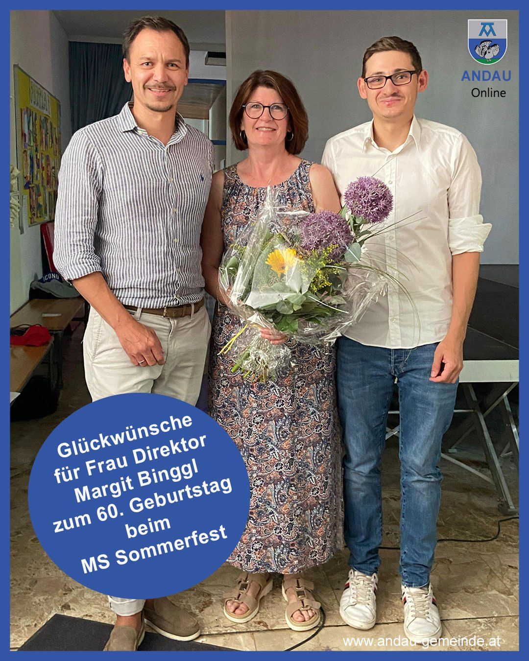 Drei Personen stehen gemeinsam für ein Foto. Die Frau hält einen Blumenstrauß. Der Mann links trägt ein gestreiftes Hemd und einen Gürtel. Der Mann rechts trägt eine Brille und ein weißes Hemd. Ein Textüberlagerung lautet: 'Zum Geburtstag von Frau Direktor Margrit Binggl beim Sommerfest'.