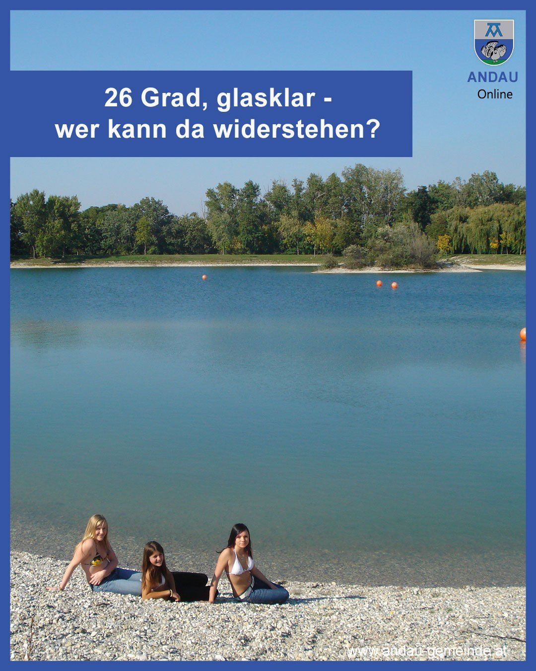Drei Frauen sitzen am Ufer eines Sees mit 26 Grad klarem Wasser. Eine Frau hält einen Laptop. Der Text lautet '26 Grad, glasklar - wer kann da widerstehen?'