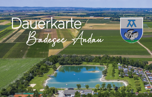 Ein Luftbild eines Sees mit dem Text Dauerkarte Badesee Andau, einem Logo und einem grünen Feld mit Häusern und Bäumen.