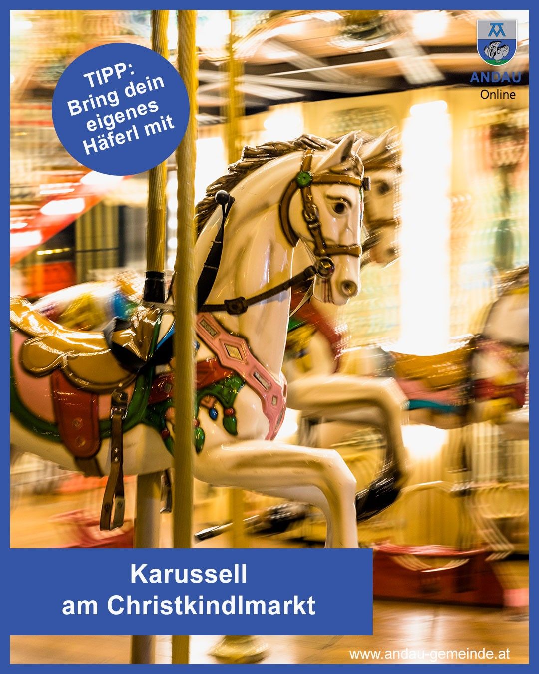 Ein Karussellpferd dreht sich vor blauem Himmel. Das Pferd ist weiß und hat einen Sattel und Zaumzeug. Das Bild hat einen Wasserzeichen mit Text.