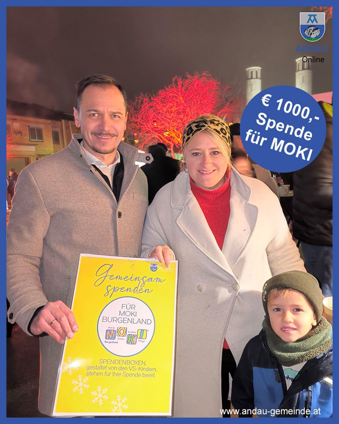 Drei Personen stehen zusammen draußen und halten eine Spendenbox für Moki Burgenland. Der Mann trägt einen grauen Mantel, die Frau einen weißen Mantel und das Kind eine grüne Mütze. Hinter ihnen ist ein roter Baum und ein blauer Himmel mit Wasserzeichen zu sehen.