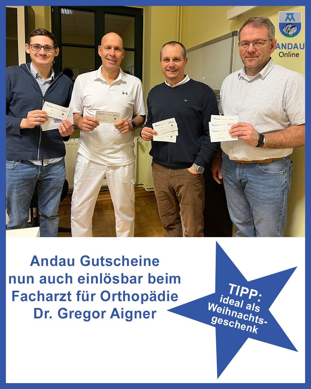 Vier Männer stehen zusammen und halten Gutscheine in der Hand. Sie sind lässig gekleidet und lächeln. Der Text am unteren Rand deutet darauf hin, dass die Gutscheine bei einer orthopädischen Praxis eingelöst werden können.