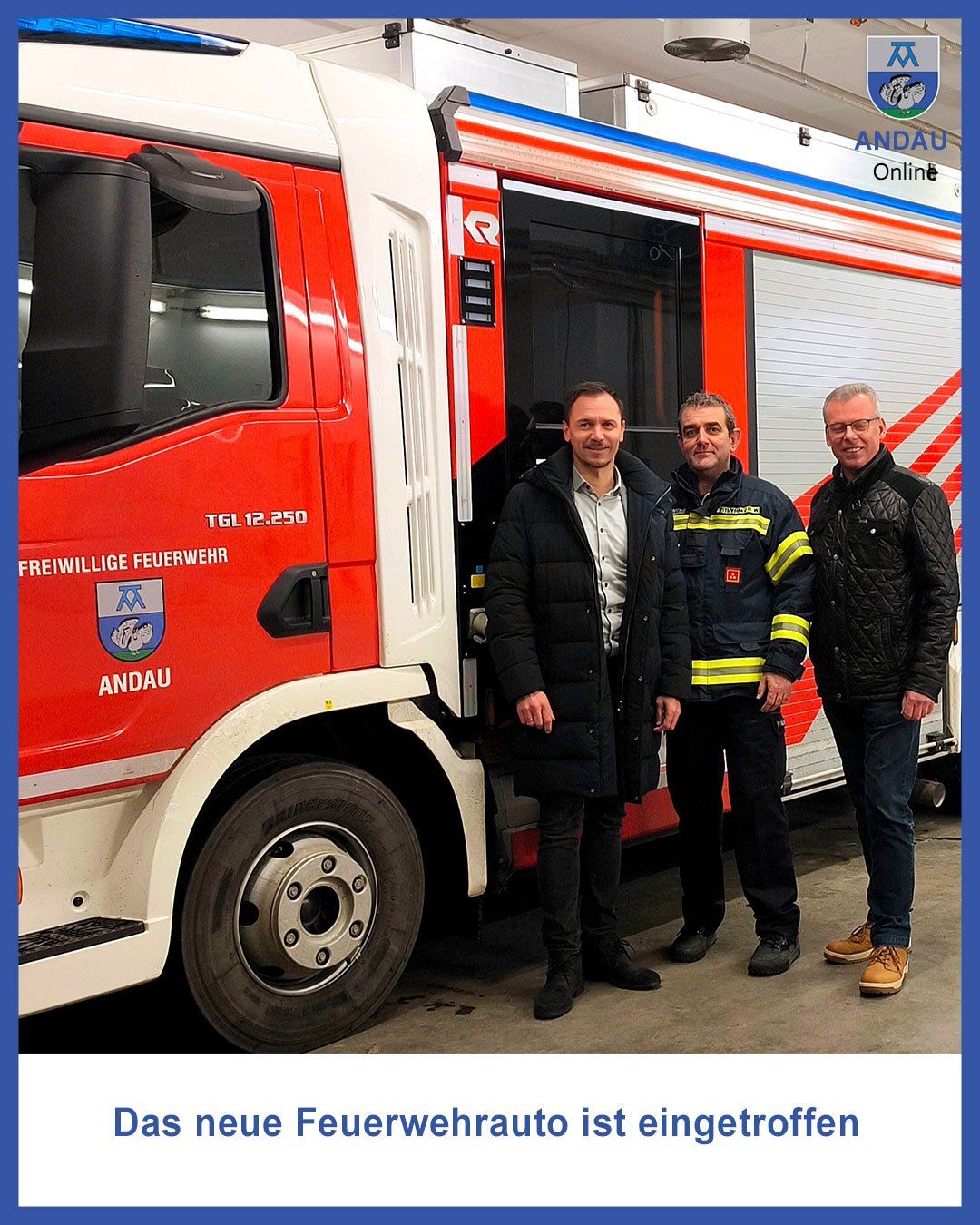 Drei Männer stehen vor einem roten Feuerwehrauto. Der Mann auf der linken Seite trägt einen schwarzen Mantel und Hose, während der Mann in der Mitte die Uniform eines Feuerwehrmanns trägt. Der Mann auf der rechten Seite trägt eine Brille und einen schwarzen Mantel.