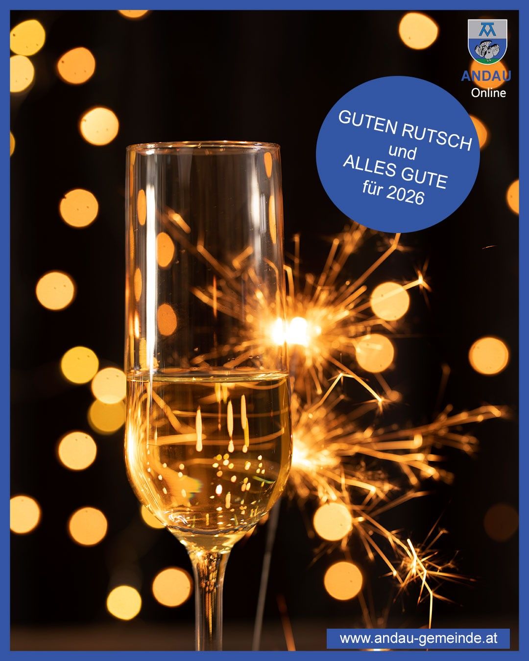 Ein Champagnerglas mit Wein steht auf einem dunklen Hintergrund mit funkelnden Feuerwerken. Ein blauer Kreis mit weissem Text heisst 'GUTEN RUTSCHand ALLE GUTES für 2026'.