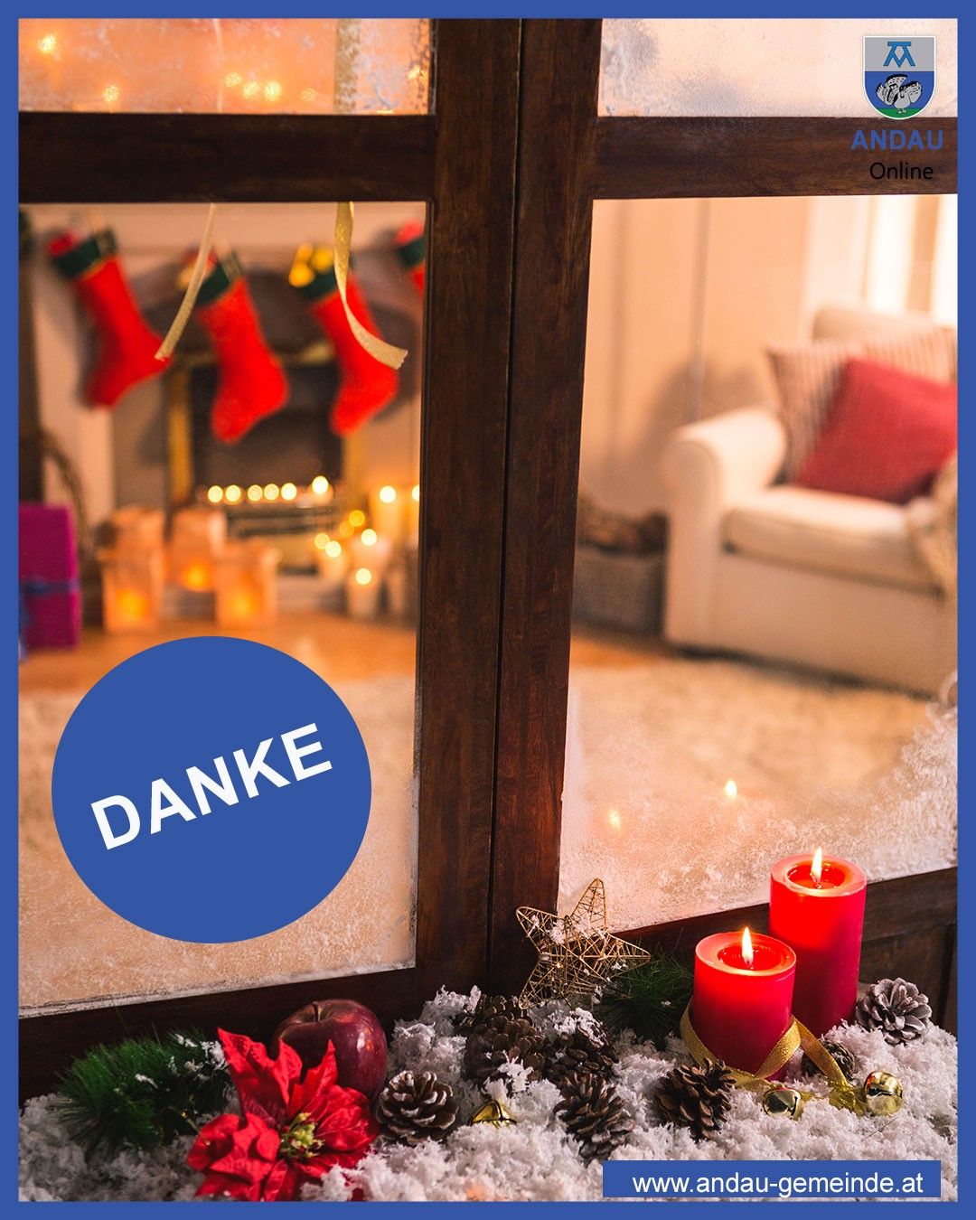 Eine Weihnachtsszene durch ein Fenster zeigt einen Kamin mit Socken, Kerzen und einem Sofa mit Kissen. Draußen rote Kerzen und ein blauer Kreis mit 'DANKE'.