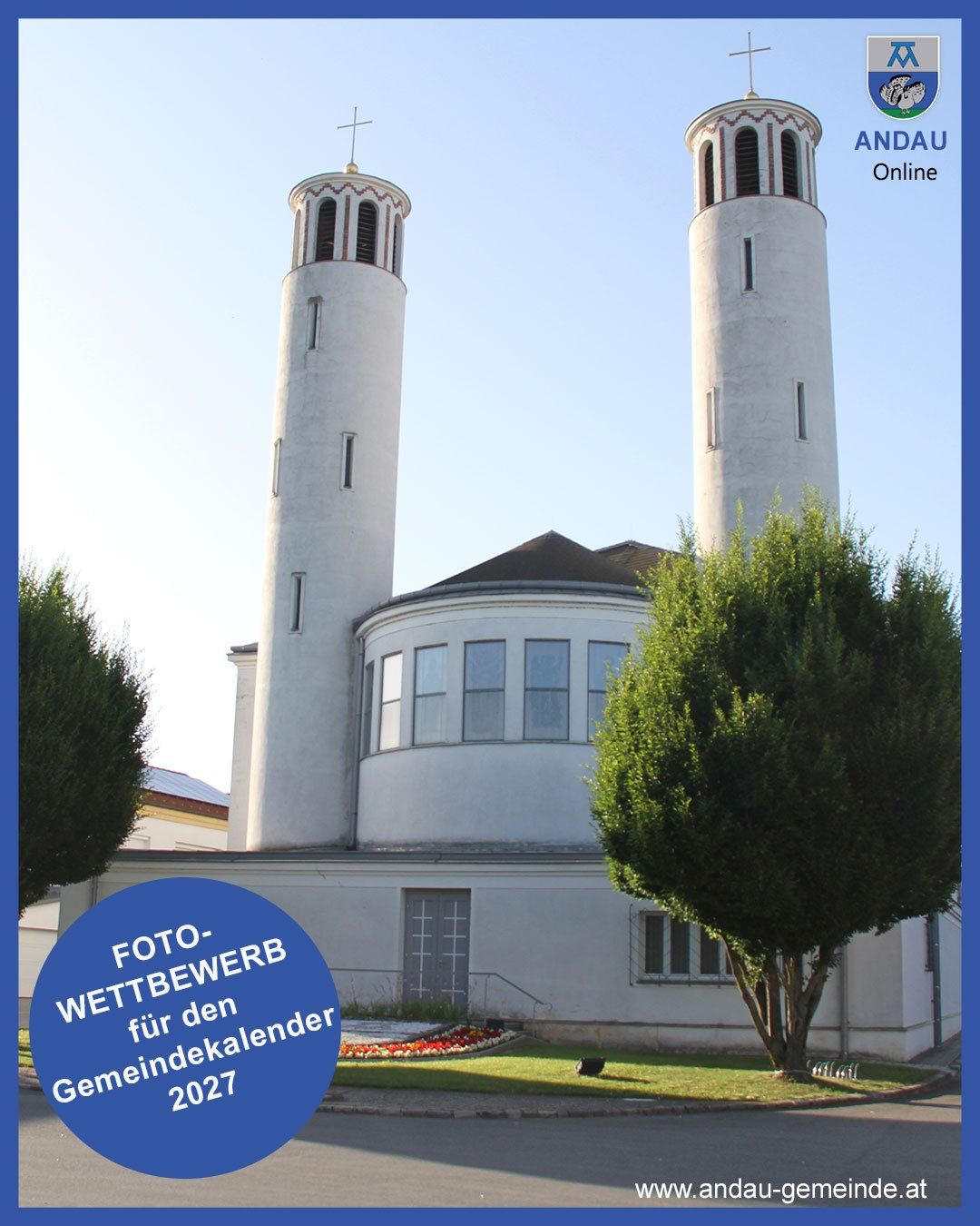 Ein Bild einer weißen Kirche mit zwei hohen Türmen und einem Kuppeldach. Es gibt zwei blaue Kreise mit Text, der 'FOTO-WETTBEWERB für den Gemeindekalender 2027' lautet.