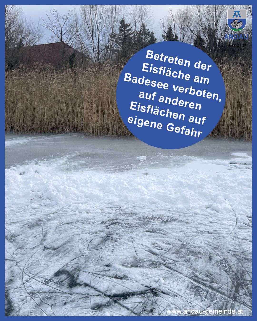 Ein eisbedeckter See mit Textüberlagerung, die vor dem Betreten des Eises in der Nähe der Badestelle warnt und davon rät, auf andere Eisflächen zu gehen, auf eigene Gefahr.