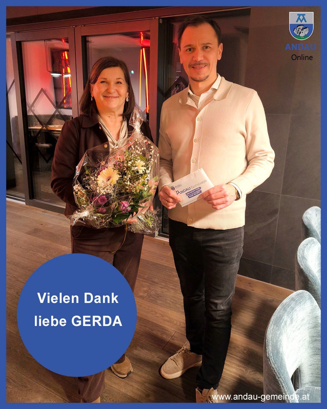 Ein Mann und eine Frau stehen zusammen drinnen. Die Frau hält einen Blumenstrauß und der Mann ein Zertifikat. Sie lächeln. Das Bild hat einen blauen Rand und den Text 'Vielen Dank liebe GERDA'.