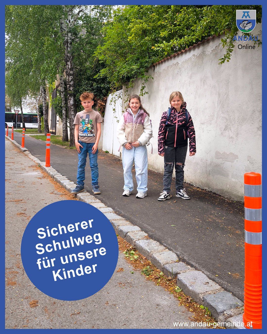 Drei Kinder stehen auf einem Gehweg. Der Junge trägt ein Minecraft-T-Shirt. Ein Mädchen neben ihm hält ein Plüschtier. Sie posieren neben einer Mauer mit einem deutschen Slogan.