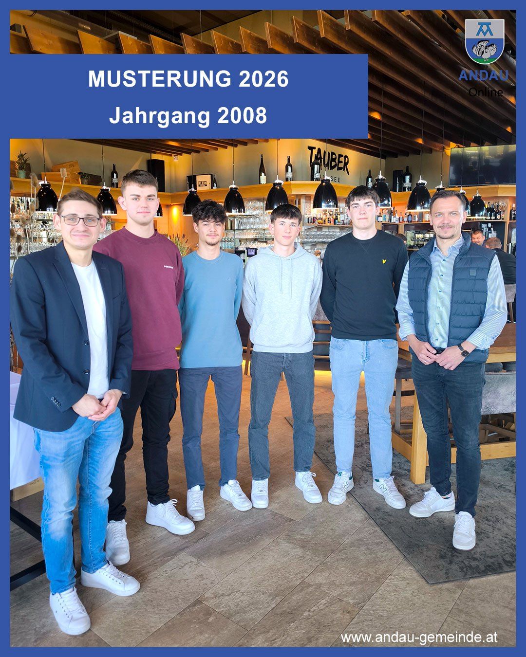 Fünf Männer in einer Gruppenaufnahme. Sie tragen alle Freizeitkleidung. Der Text lautet Musterung 2026 Jahrgang 2008.