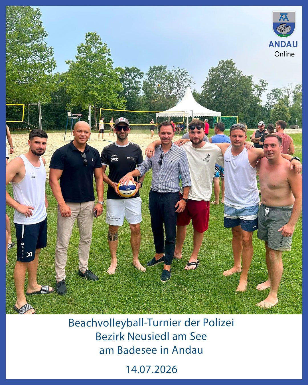 Eine Gruppe von Männern steht auf einem Rasenfeld, einige tragen Sonnenbrillen und halten einen Volleyball. Sie nehmen wahrscheinlich an einem Beachvolleyball-Turnier teil. Im Hintergrund befindet sich ein weißes Zelt und ein Volleyballnetz.