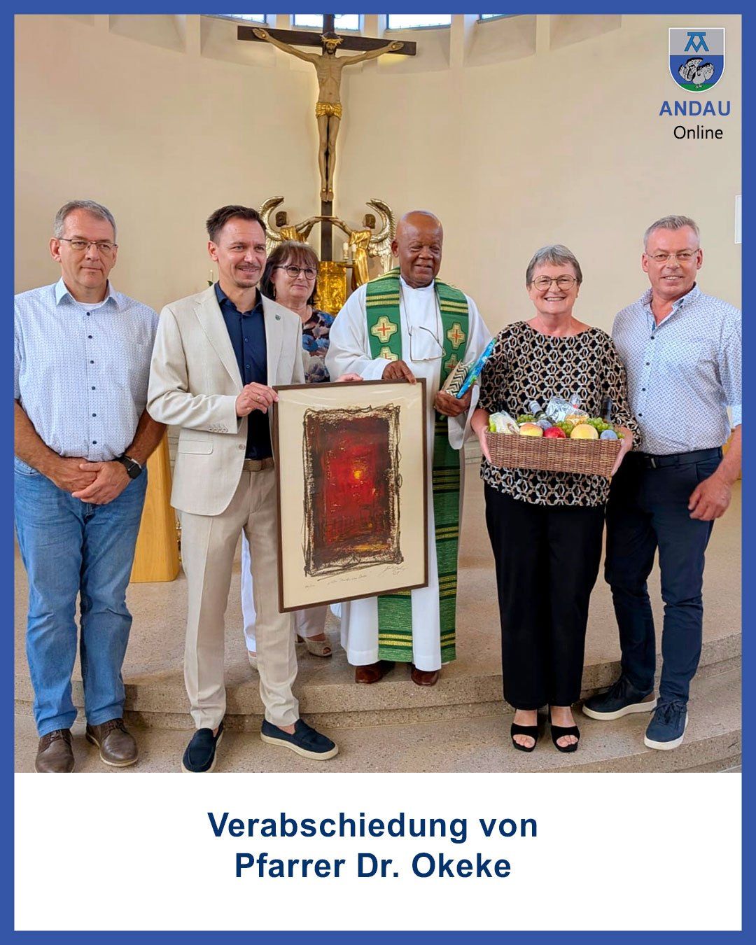 Fünf Personen stehen vor einem Altar in einer Kirche, zwei halten ein gerahmtes Gemälde und einen Korb mit Obst. Der Mann in der Mitte trägt eine grüne Amtstracht.
