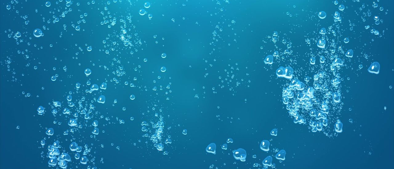 Ein blauer Hintergrund mit zahlreichen Wasserblasen in verschiedenen Größen, die im Wasser schwimmen und eine friedliche Unterwasseratmosphäre erzeugen.