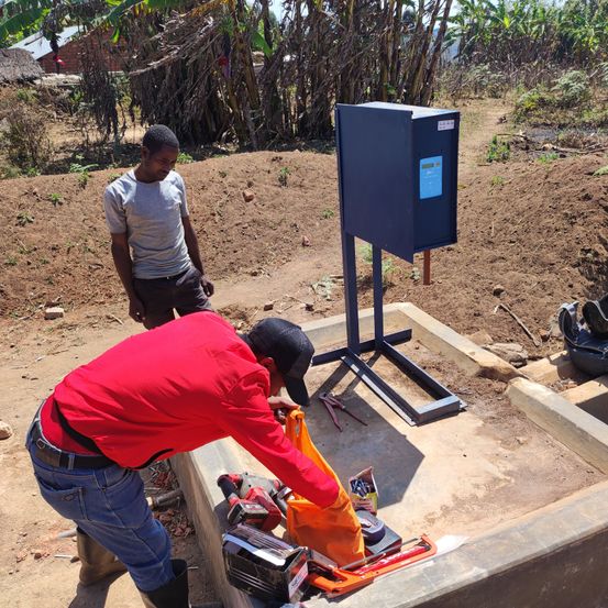 Bild enthält, Person, Worker, Adult, Male, Man, Mailbox, Clothing, Shorts, Face, Head