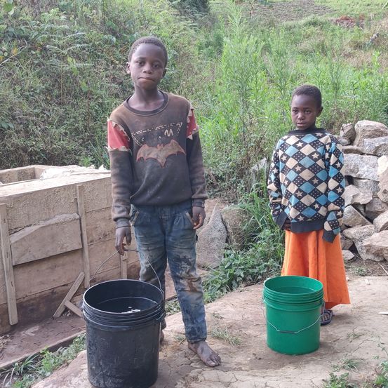 Bild enthält, Soil, Person, Boy, Child, Male, Rock, Jeans, Outdoors, Nature, Face