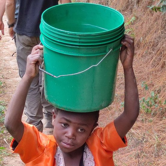 Bild enthält, Face, Person, Photography, Portrait, Boy, Child, Male, Bucket, Soil, Hat