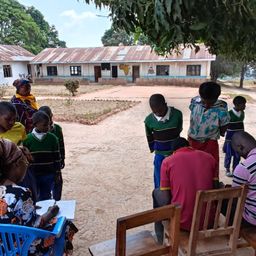 Bild enthält, Person, Child, Female, Girl, Adult, Male, Man, Chair, Outdoors, Shoe