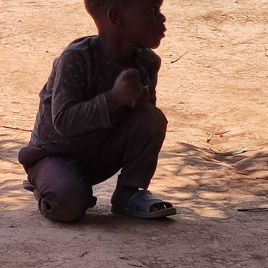 Bild enthält, Person, Photography, Portrait, Boy, Child, Male, Sitting, Soil, Finger, Pants