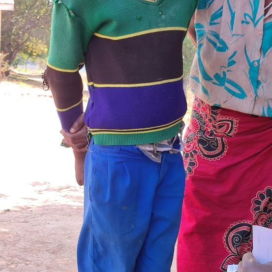 Bild enthält, Pants, Jeans, Boy, Child, Male, Person, Shoe, Face, Smile, Portrait